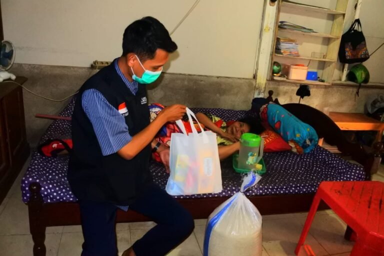 Salurkan Amanah Donatur, LAZNAS Al-Irsyad Kembali Kunjungi Ibu Marjaelah