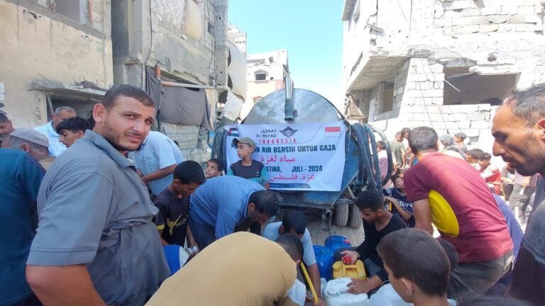 Krisis Air Bersih, LAZNAS Al Irsyad Terus Distribusikan Air Bersih Bagi Pengungsi Palestina